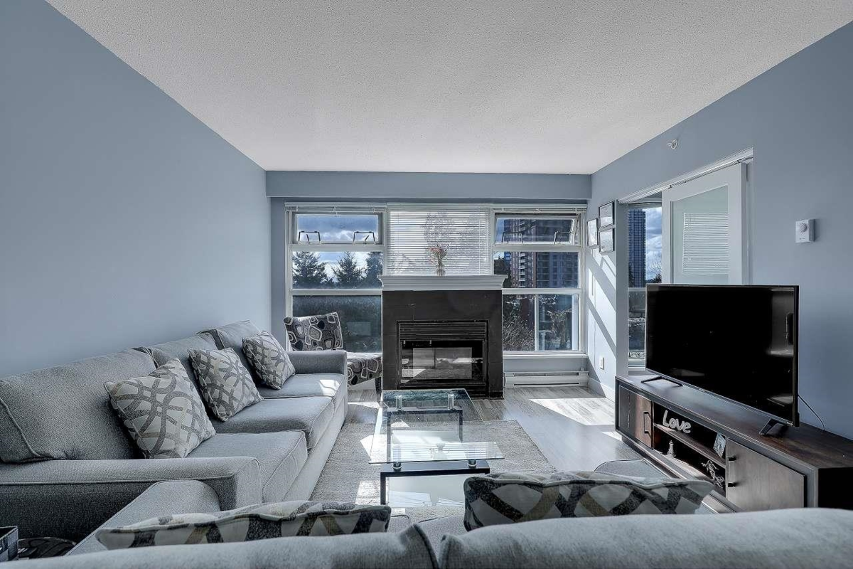 Dining Area Photo of 905 9830 Whalley Boulevard, Surrey, BC