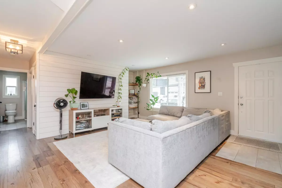 Family Room Photo of 33986 Walnut Avenue, Abbotsford, BC