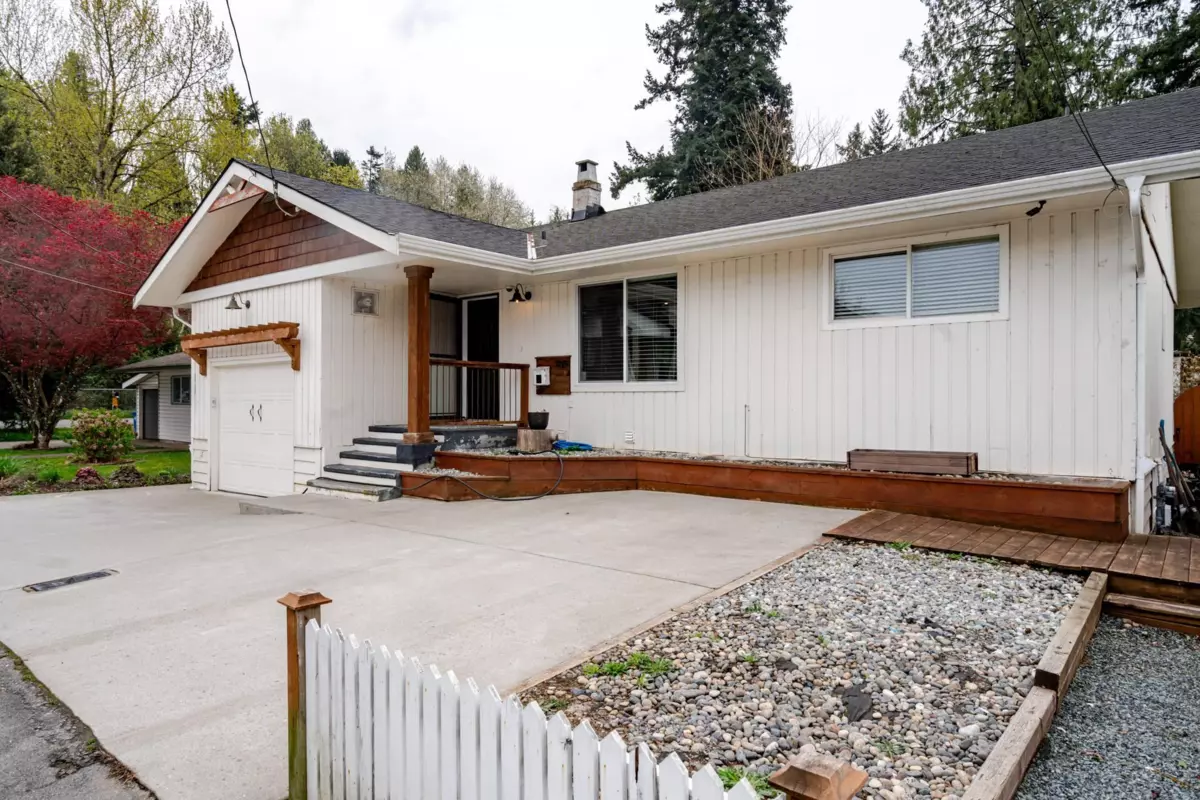 Living Room Photo of 33986 Walnut Avenue, Abbotsford, BC