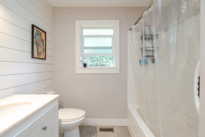 Mudroom Photo of 33986 Walnut Avenue, Abbotsford, BC