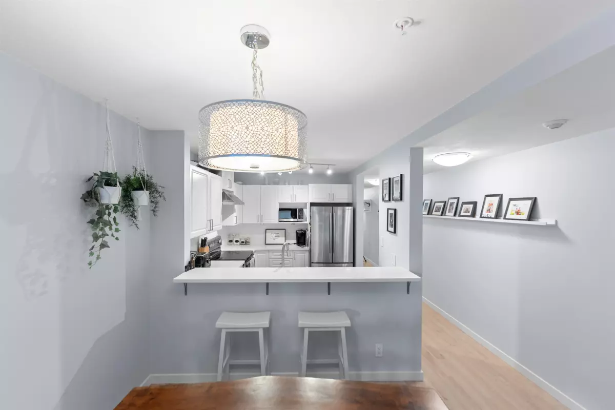Dining Area Photo of 304 137 W 17th Street, North Vancouver, BC