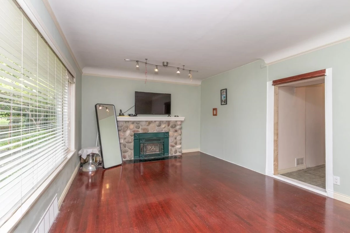 Living Room Photo of 341 W 24th Street, North Vancouver, BC