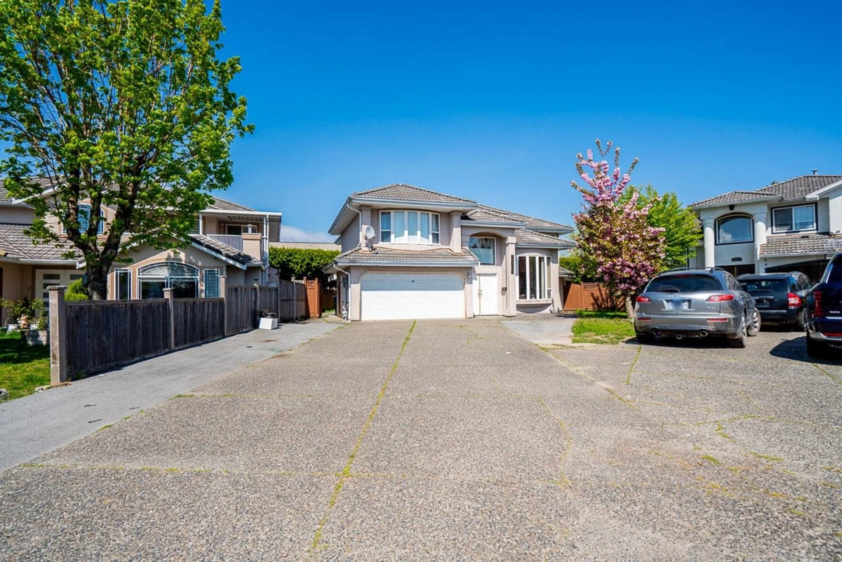 Living Room Photo of 13107 74 Avenue, Surrey, BC