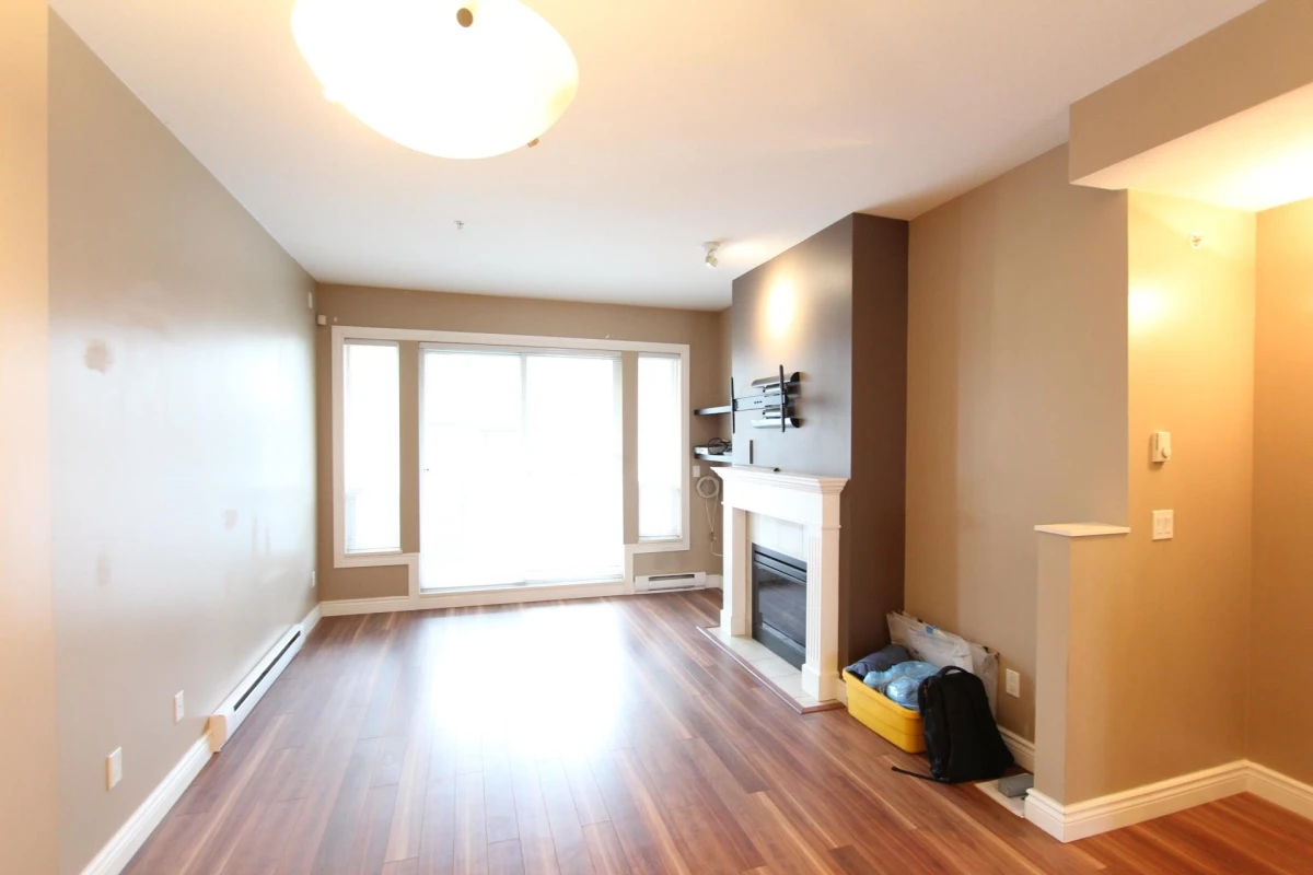 Living Room Photo of 33 160 Pembina Street, New Westminster, BC