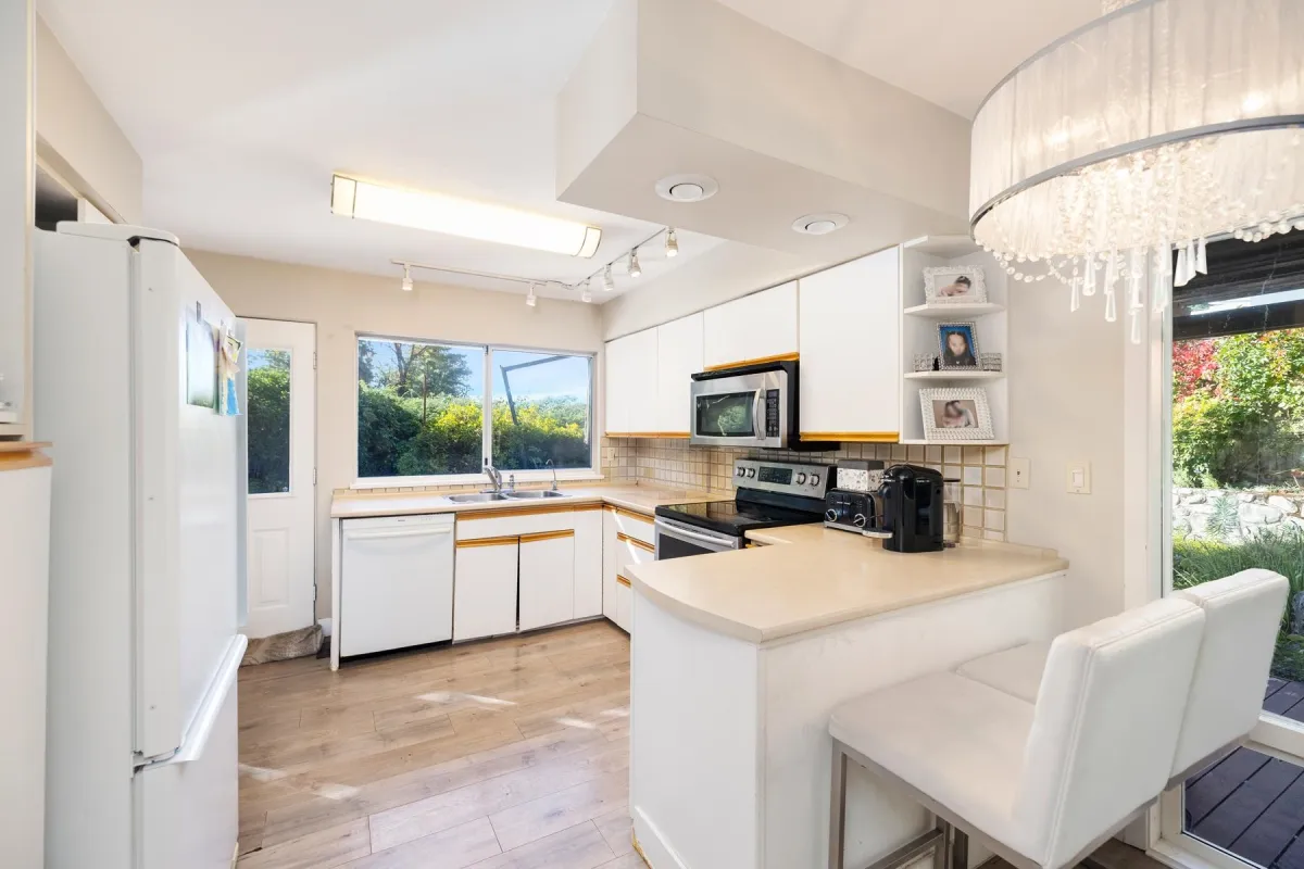Dining Area Photo of 4110 Burkeridge Place, West Vancouver, BC
