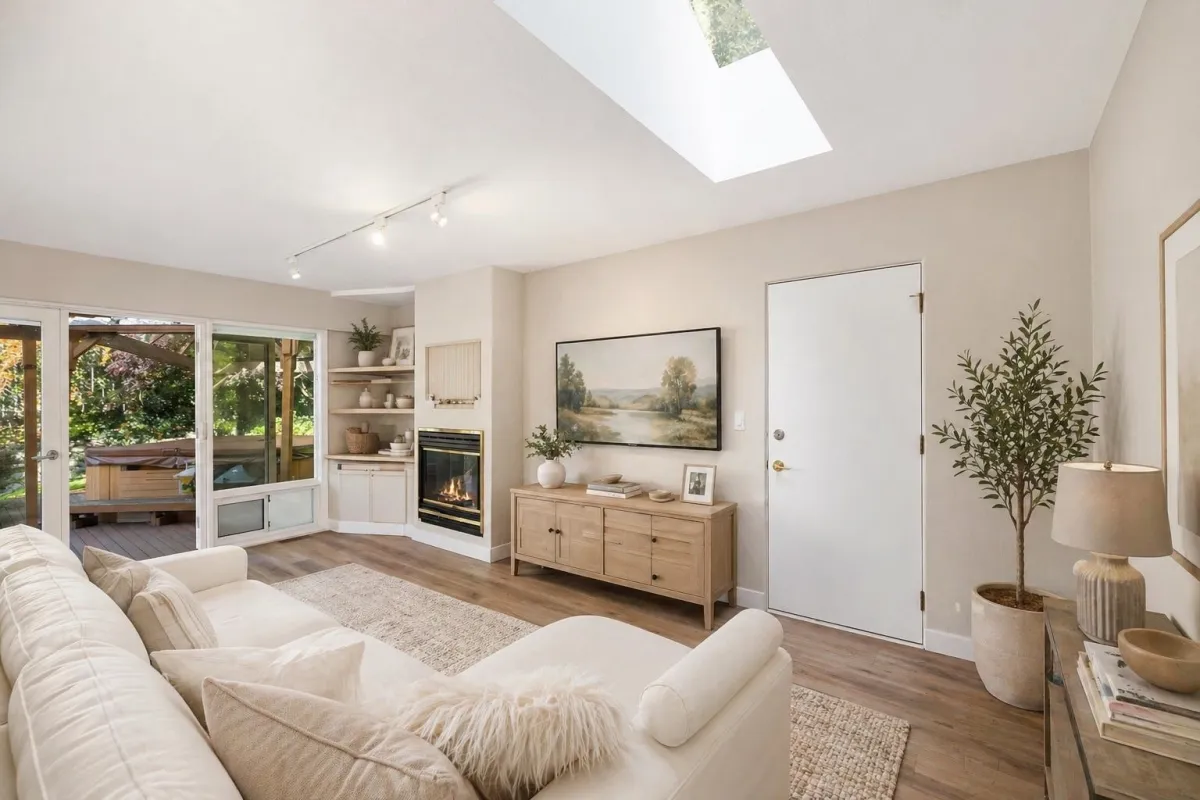 Living Room Photo of 4110 Burkeridge Place, West Vancouver, BC