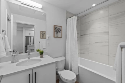 Primary Bathroom Photo of 415 33820 South Fraser Way, Abbotsford, BC