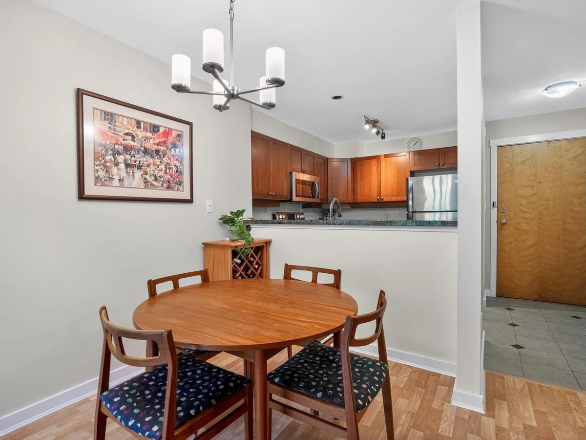 Living Room Photo of 304 675 Park Crescent, New Westminster, BC