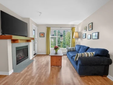 Kitchen Island Photo of 304 675 Park Crescent, New Westminster, BC