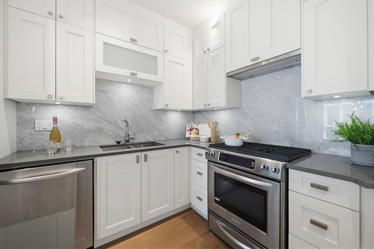 Dining Area Photo of 505 14855 Thrift Avenue, White Rock, BC