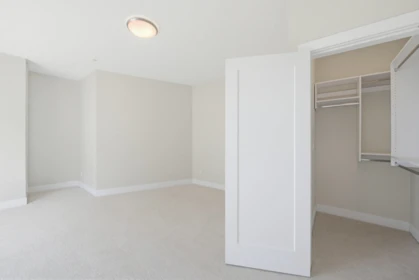 Entry Foyer Photo of 505 14855 Thrift Avenue, White Rock, BC