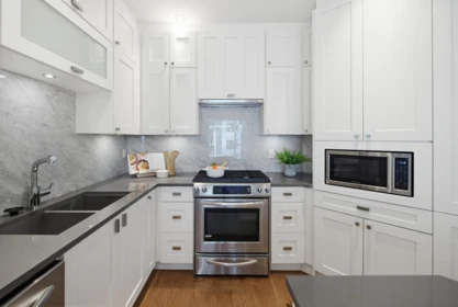 Kitchen Photo of 505 14855 Thrift Avenue, White Rock, BC