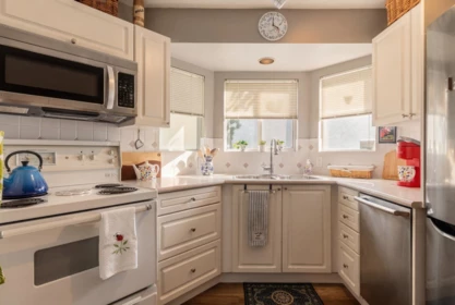 Kitchen Island Photo of 101 131 W 20th Street, North Vancouver, BC