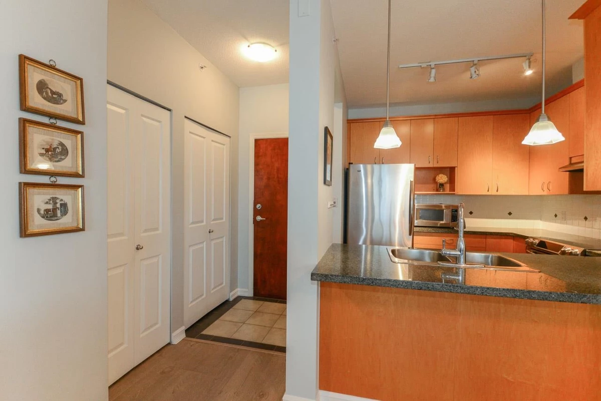 Family Room Photo of 307 1551 Foster Street, White Rock, BC