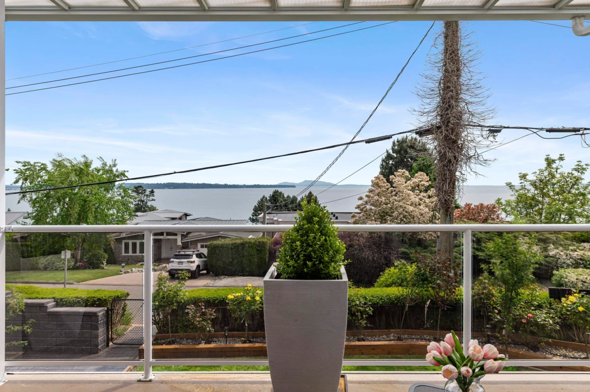 Family Room Photo of 14357 Sunset Drive, White Rock, BC