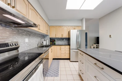202 5885 Olive Avenue, Burnaby, BC, Burnaby — Apartment/Condo for sale