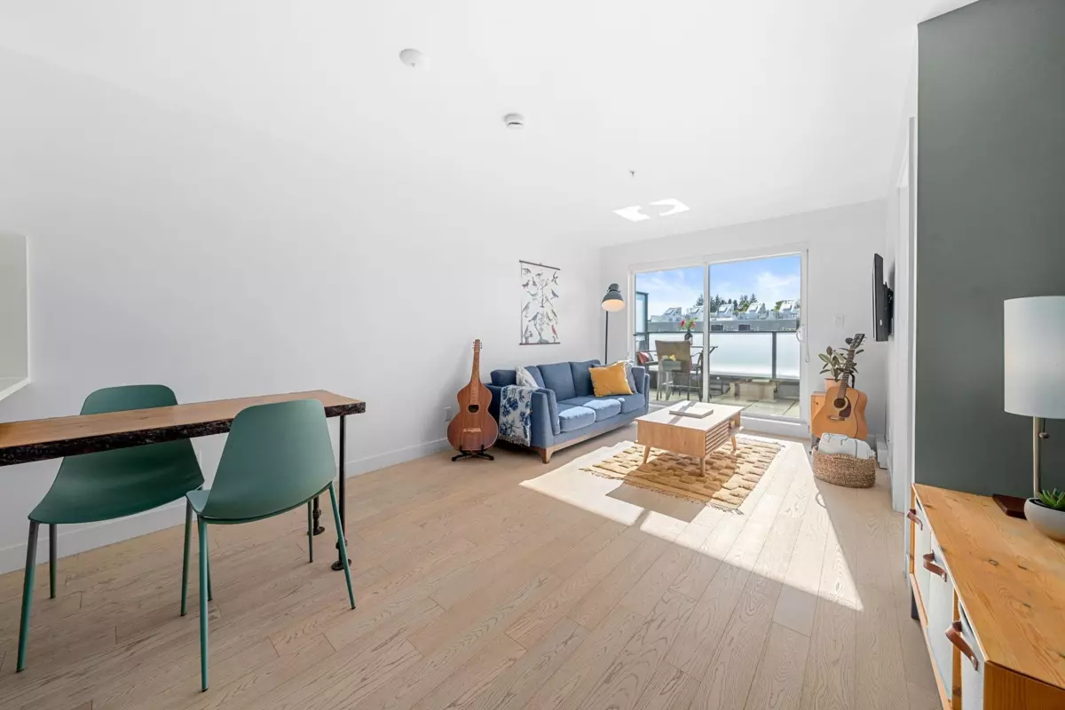Living Room Photo of 516 3456 Commercial Street, Vancouver, BC