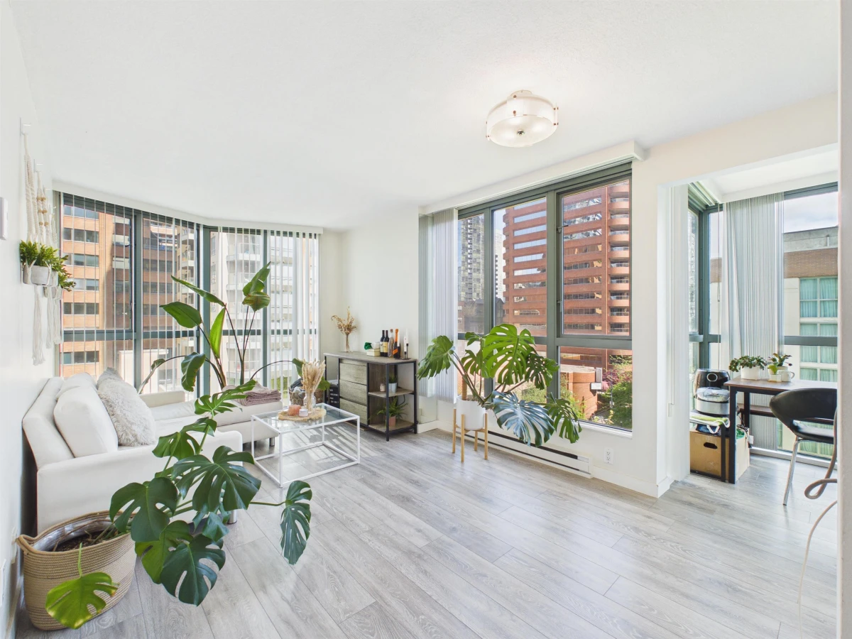 Dining Area Photo of 708 1188 Howe Street, Vancouver, BC