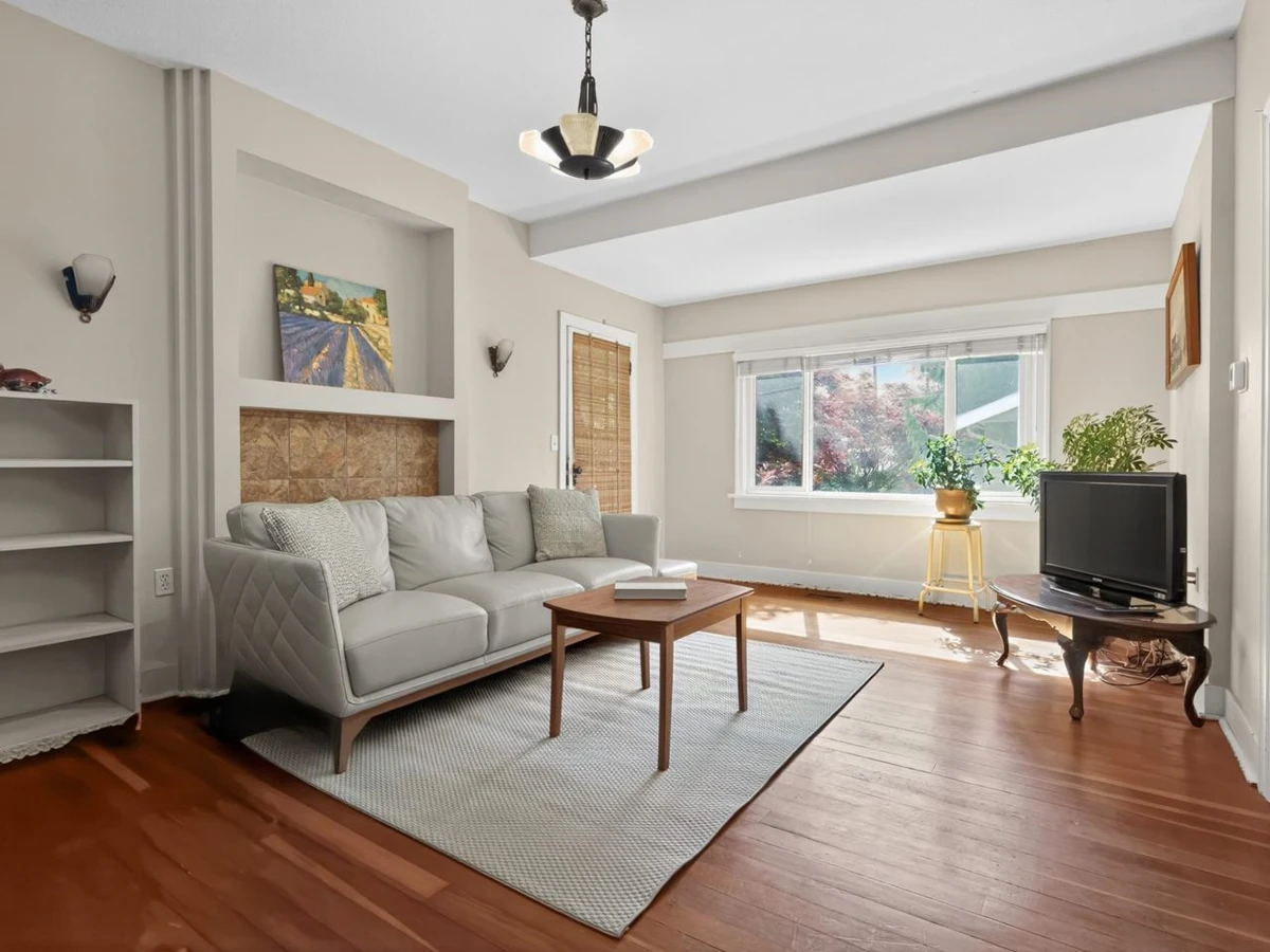 Family Room Photo of 836 Thirteenth Street, New Westminster, BC