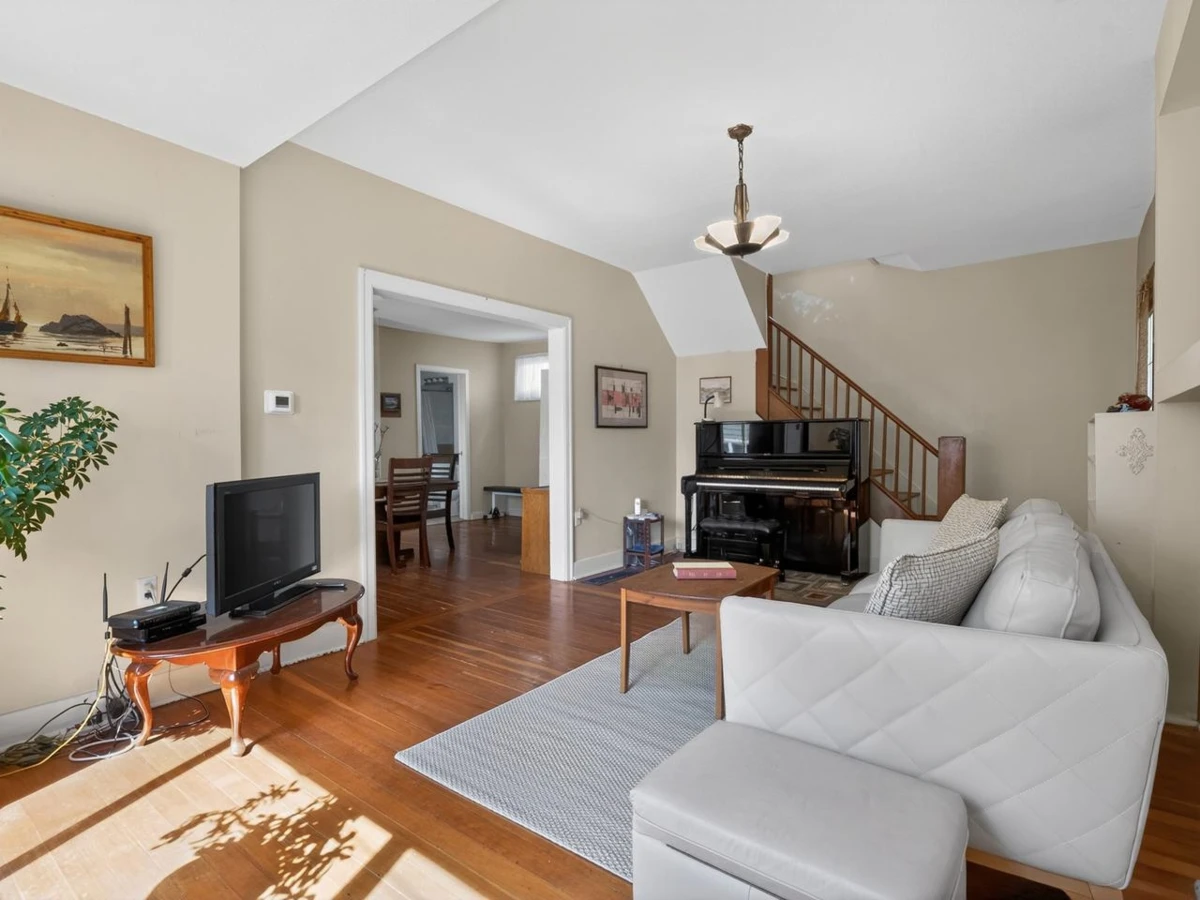 Living Room Photo of 836 Thirteenth Street, New Westminster, BC