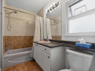 Primary Bathroom Photo of 836 Thirteenth Street, New Westminster, BC