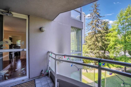 Entry Foyer Photo of 505 9633 Manchester Drive, Burnaby, BC