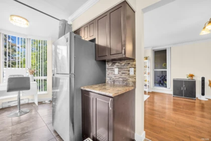 Primary Bathroom Photo of 505 9633 Manchester Drive, Burnaby, BC