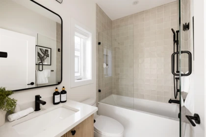 Guest Bathroom Photo of 2 3141 E 19 Avenue, Vancouver, BC