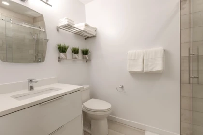 Primary Bathroom Photo of 607 15739 Fraser Highway, Surrey, BC