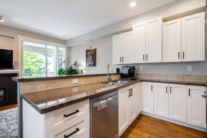 Kitchen Island Photo of 42 15454 32 Avenue, Surrey, BC