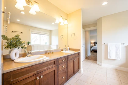 Entry Foyer Photo of 17916 71 Avenue, Surrey, BC