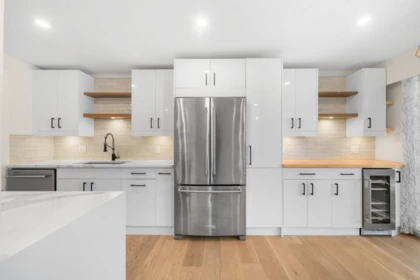 Kitchen Island Photo of 911 555 W 28th Street, North Vancouver, BC