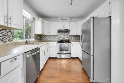 Kitchen Island Photo of 23003 Reid Avenue, Maple Ridge, BC
