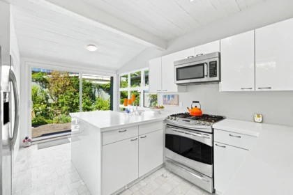 Kitchen Island Photo of 2433 Mathers Avenue, West Vancouver, BC