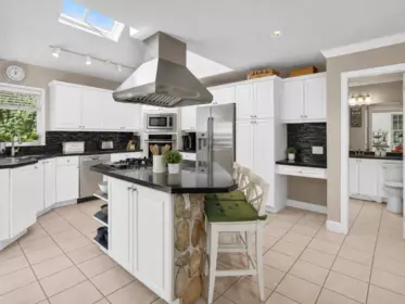Kitchen Island Photo of 1128 Esplanade Avenue, West Vancouver, BC