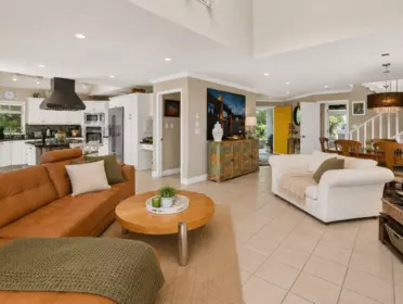 Living Room Photo of 1128 Esplanade Avenue, West Vancouver, BC