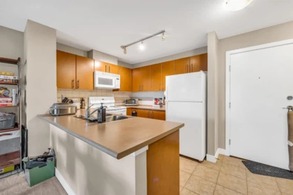 403 7088 Mont Royal Square, Vancouver, BC, Vancouver — Apartment/Condo for sale