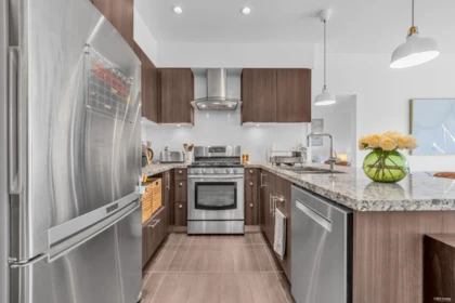 401 5688 Hastings Street, Burnaby, BC, Burnaby — Apartment/Condo for sale