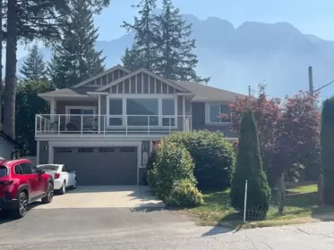 21296 Lakeview Crescent, Hope, BC, Hope — Single Family Residence for sale