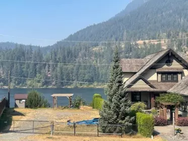 21296 Lakeview Crescent, Hope, BC, Hope — Single Family Residence for sale