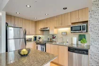 705 9232 University Crescent, Burnaby, BC, Burnaby — Apartment/Condo for sale
