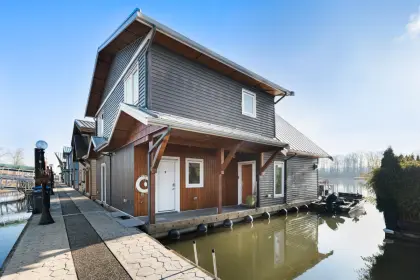 8 750 South Dyke Road, New Westminster, BC, New westminster — Single Family Residence for sale