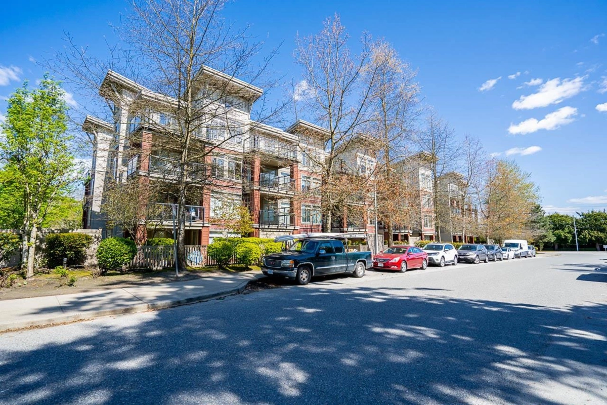 Living Room Photo of 418 15385 101a Avenue, Surrey, BC