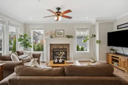 15595 Thrift Avenue, White Rock, BC, White rock — Single Family Residence for sale