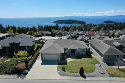 6217 Oracle Road, Sechelt, BC, Sechelt — Single Family Residence for sale