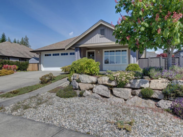 6258 Kevins Road, Sechelt, BC, Sechelt — Single Family Residence for sale