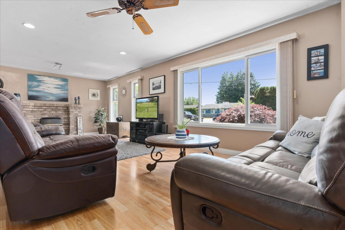 Kitchen Island Photo of 26537 28b Avenue, Langley, BC