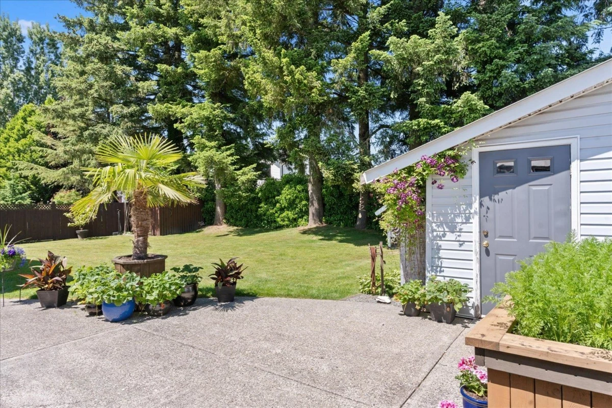 Outdoor Kitchen Photo of 26537 28b Avenue, Langley, BC