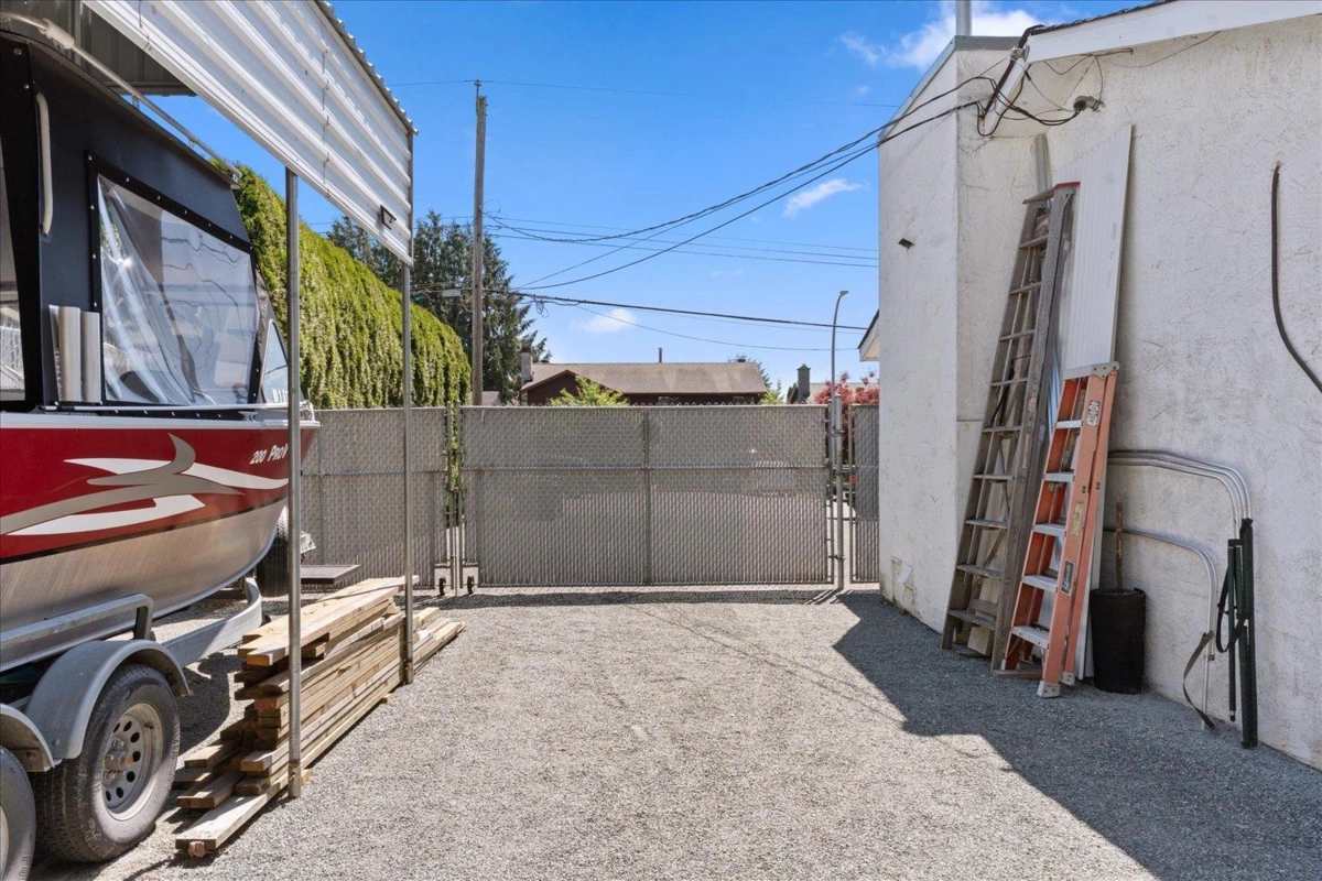 Swimming Pool Photo of 26537 28b Avenue, Langley, BC