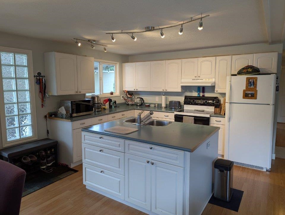 Kitchen Island Photo of 1 201 Cayer Street, Coquitlam, BC